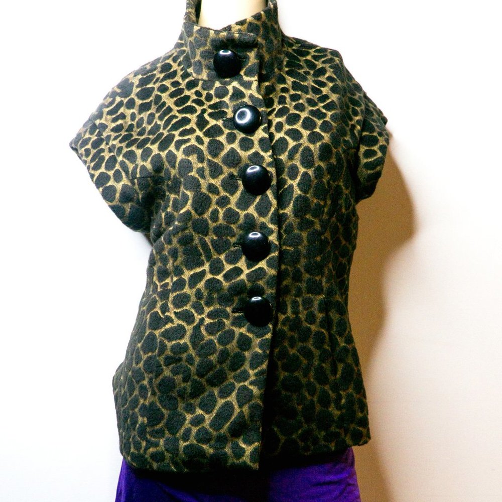 CHIC LUII LEOPARD PRINT VEST W OVERSIZED BUTTONS